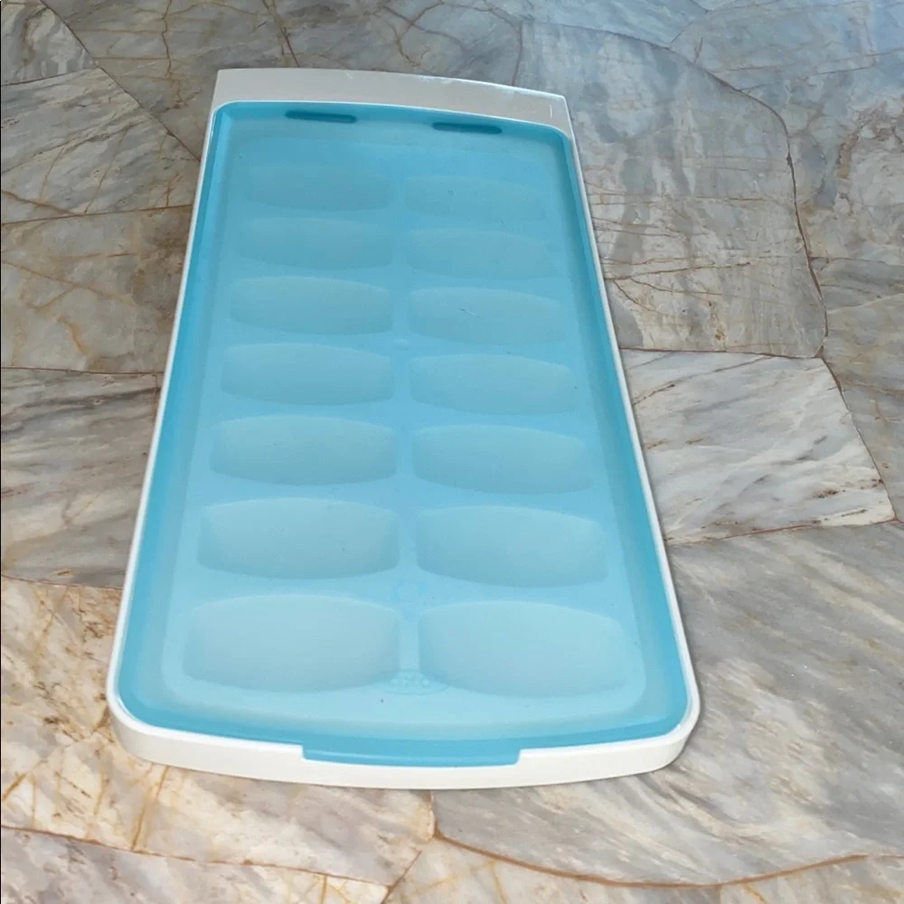 OXO Good Grips Silicone Lid Ice Cube Tray White Blue‎ 14 Cubes Spill Resistant